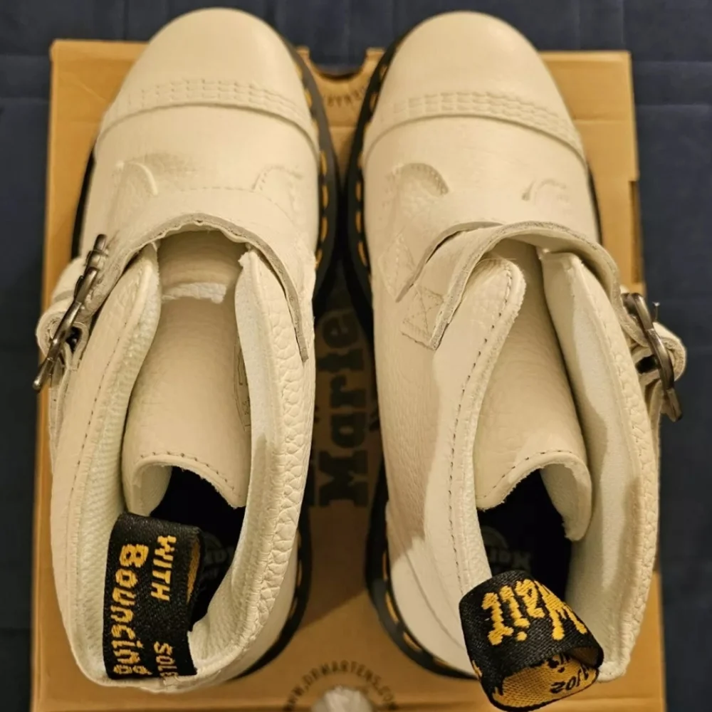 Dr. Martens FIRE! NIB! Devin Flower Buckle Leather Platform Boots in White. Sz 7